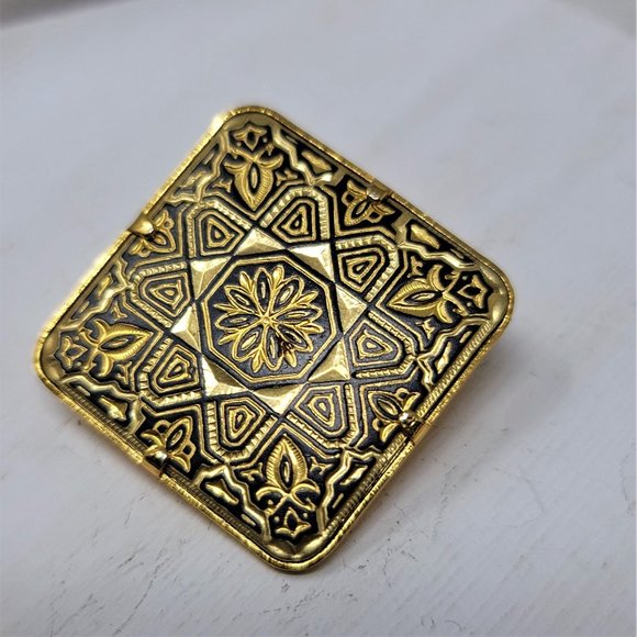 Vintage Gold tone Detailed Design Square Pin Brooch - Picture 3 of 6
